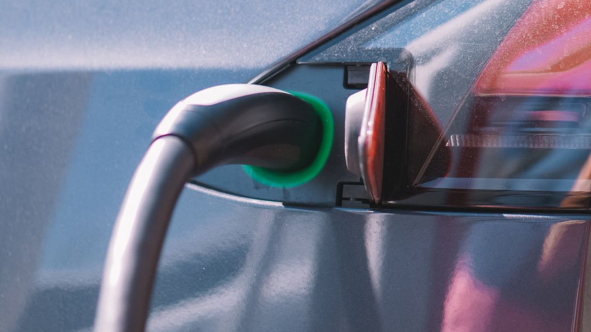 Voiture électrique branchée sur une borne de recharge en copropriété