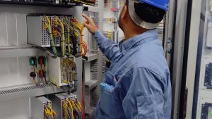 Électricien contrôlant l'armoire électrique d'un local professionnel à Bayonne
