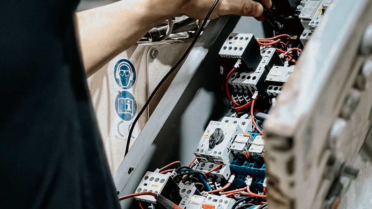 Technicien assurant la maintenance d'un tableau électrique tertiaire à Bayonne