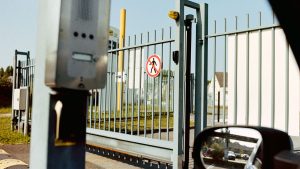 Portail motorisé avec interphone vu depuis une voiture au Pays Basque
